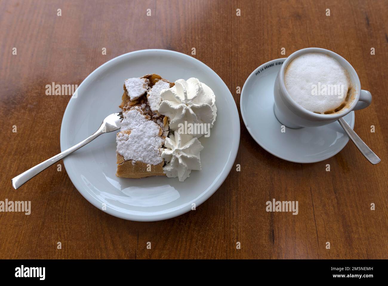 Strudel aux pommes avec crème et cappuccino Banque D'Images