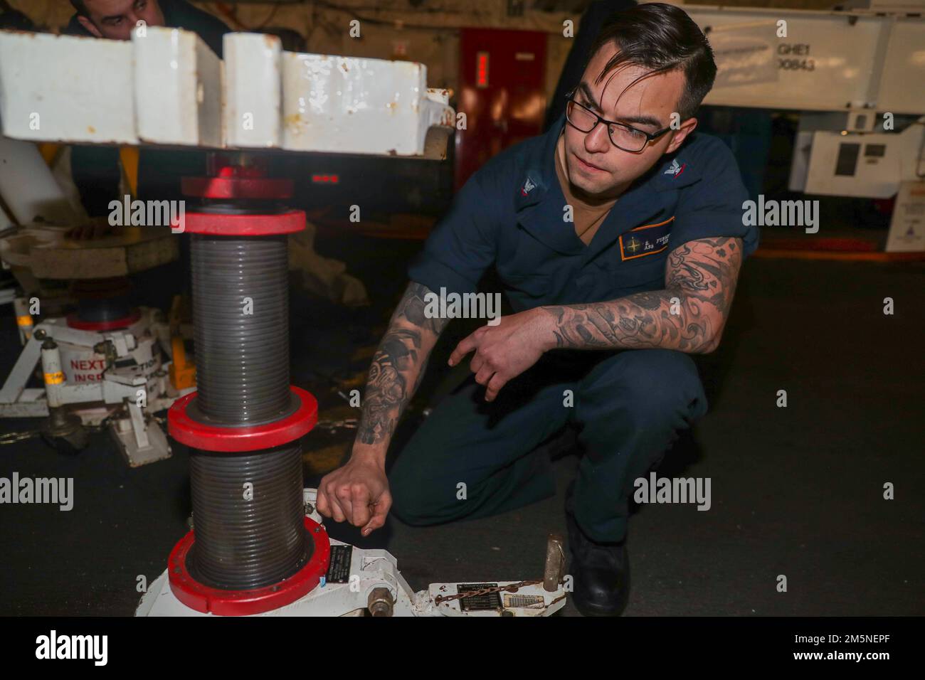 Technicien en équipement de soutien à l'aviation 3rd classe Sean Furiosi, de Sacramento, Californie, affecté au service de maintenance intermédiaire de l'aéronef USS Gerald R. Ford (CVN 78), effectue une évaluation de l'exploitation d'un cric d'aéronef dans la baie hangar, au 29 mars 2022. Ford est en cours dans l’océan Atlantique en menant la certification de plate-forme de vol et la qualification de transporteur aérien dans le cadre de la phase de base sur mesure du navire avant le déploiement opérationnel. Banque D'Images