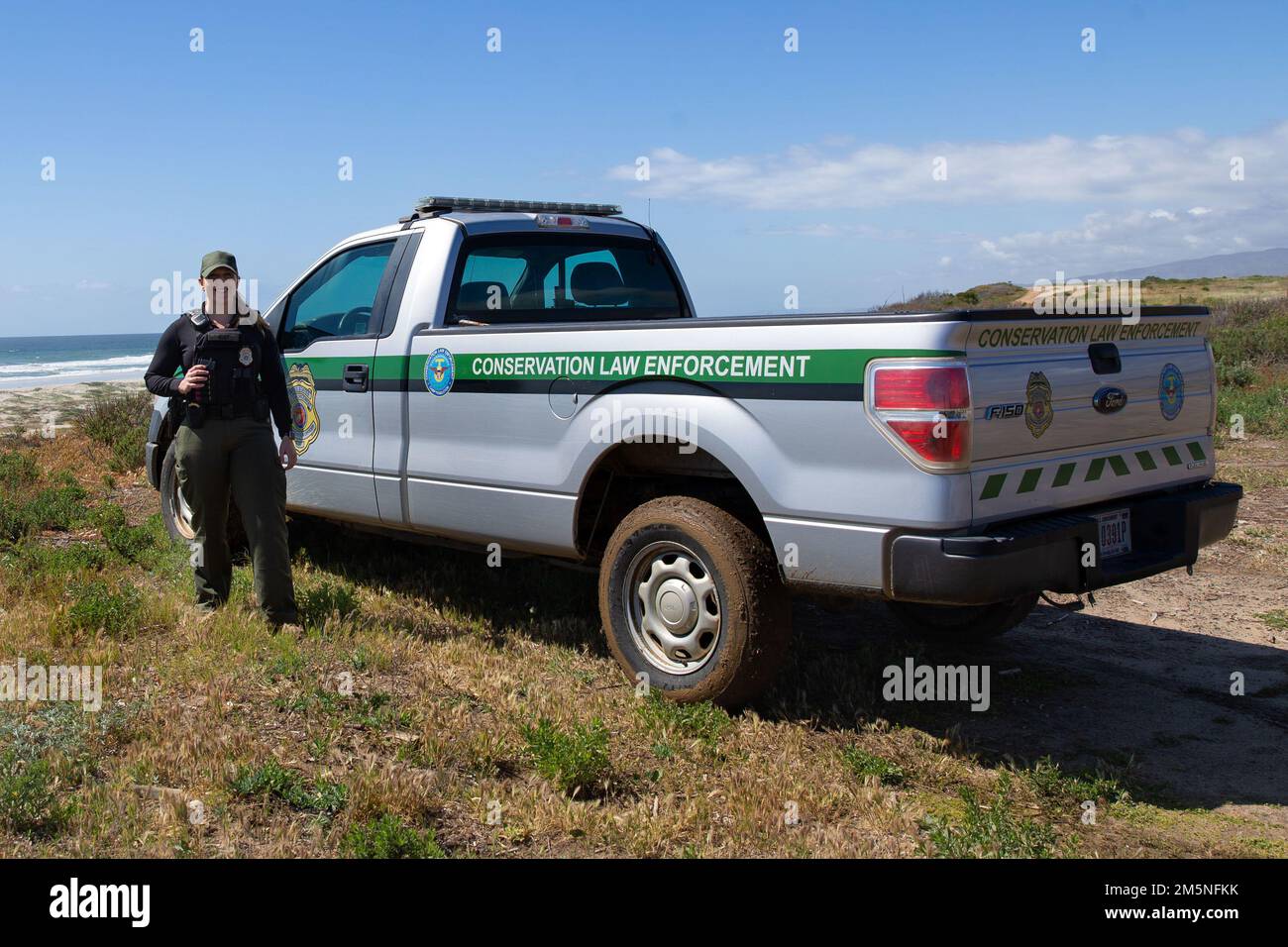 Melissa Vogt, une agente d'application de la loi sur la conservation de la sécurité environnementale, au camp de base des corps maritimes de Pendleton, patrouille le long de la côte sur le camp de Pendleton, en Californie, au 29 mars 2022. En raison de la prise en charge de la sécurité environnementale dans la protection de l'environnement et des habitats fauniques, le gnatcatcher de Californie et le rat kangourou ont été réduits des espèces menacées à des espèces menacées. La protection des habitats menacés et en voie de disparition permet également au Camp Pendleton de maintenir le même environnement d'entraînement et les mêmes possibilités d'entraînement de qualité pour les forces opérationnelles du corps des Marines. Banque D'Images