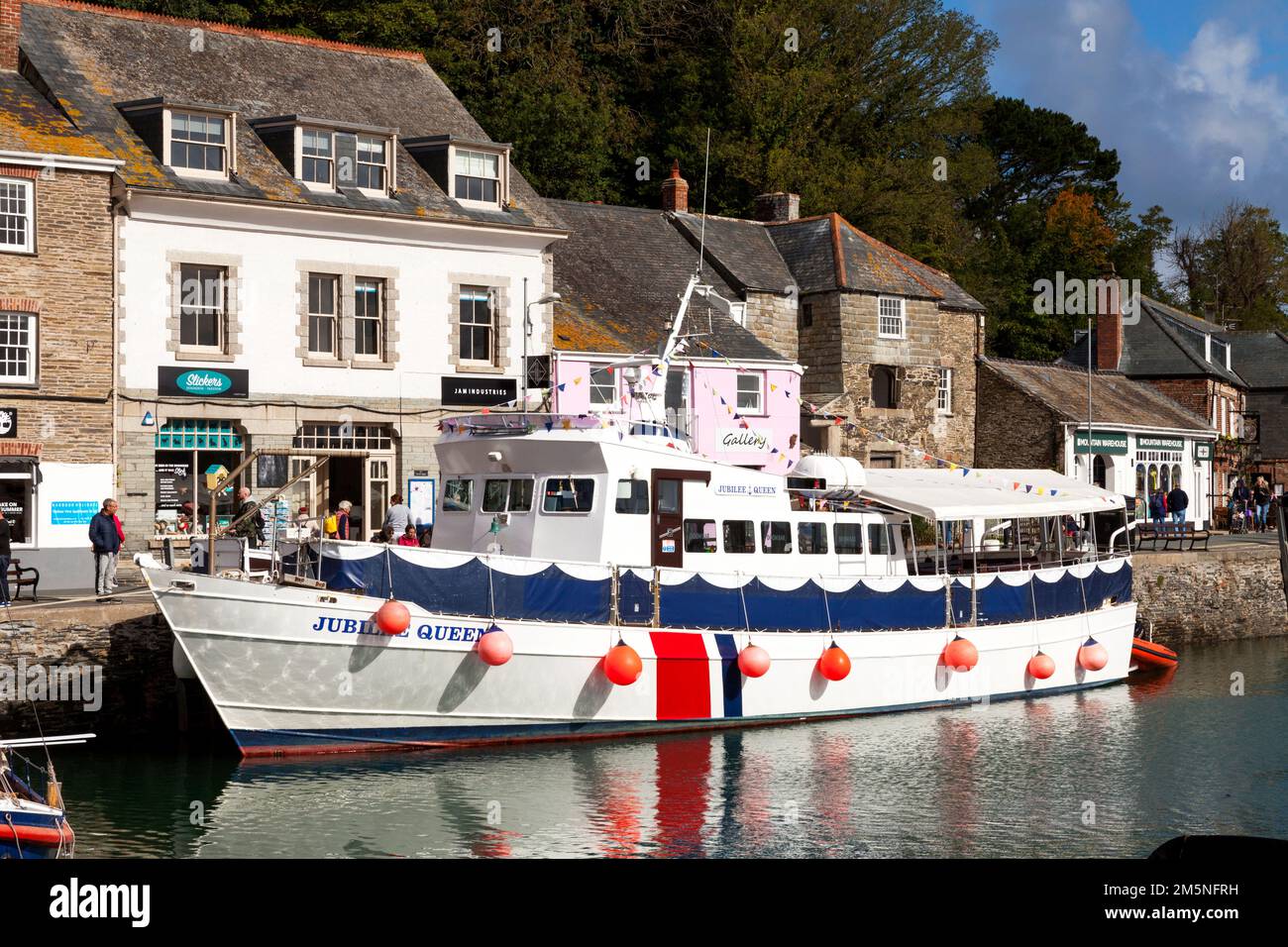 La Jubilee Queen est amarrée sur le quai Nord à Padstow Harbour, Padstow, Cornwall, Angleterre, Royaume-Uni Banque D'Images