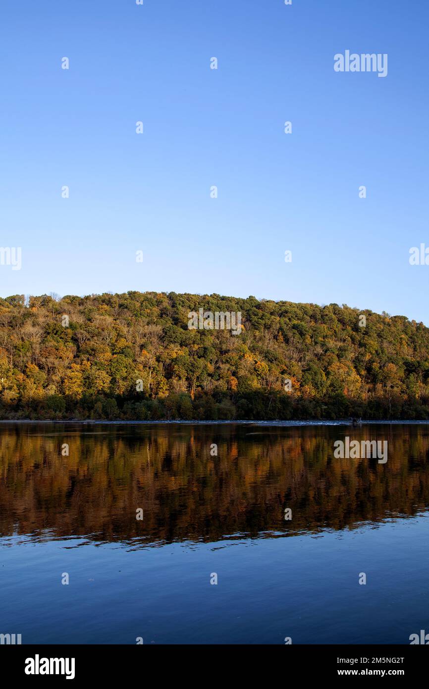 Paysage d'automne reflété dans le fleuve Delaware , regardant de la Pennsylvanie au New Jersey - USA Banque D'Images