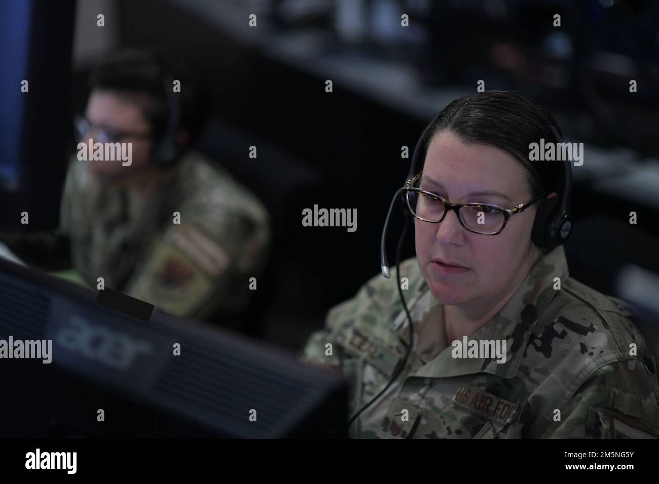 ÉTATS-UNIS Le Sgt. Stephanie Leal, à droite, 81st directeur adjoint des opérations de l'AEC, identifie un aéronef à la base aérienne de Tyndall, en Floride, au 29 mars 2022. Leal a joué le rôle de technicien de contrôle d'interface et a été chargé de classer les aéronefs et d'informer l'équipe du mouvement de l'adversaire. Banque D'Images