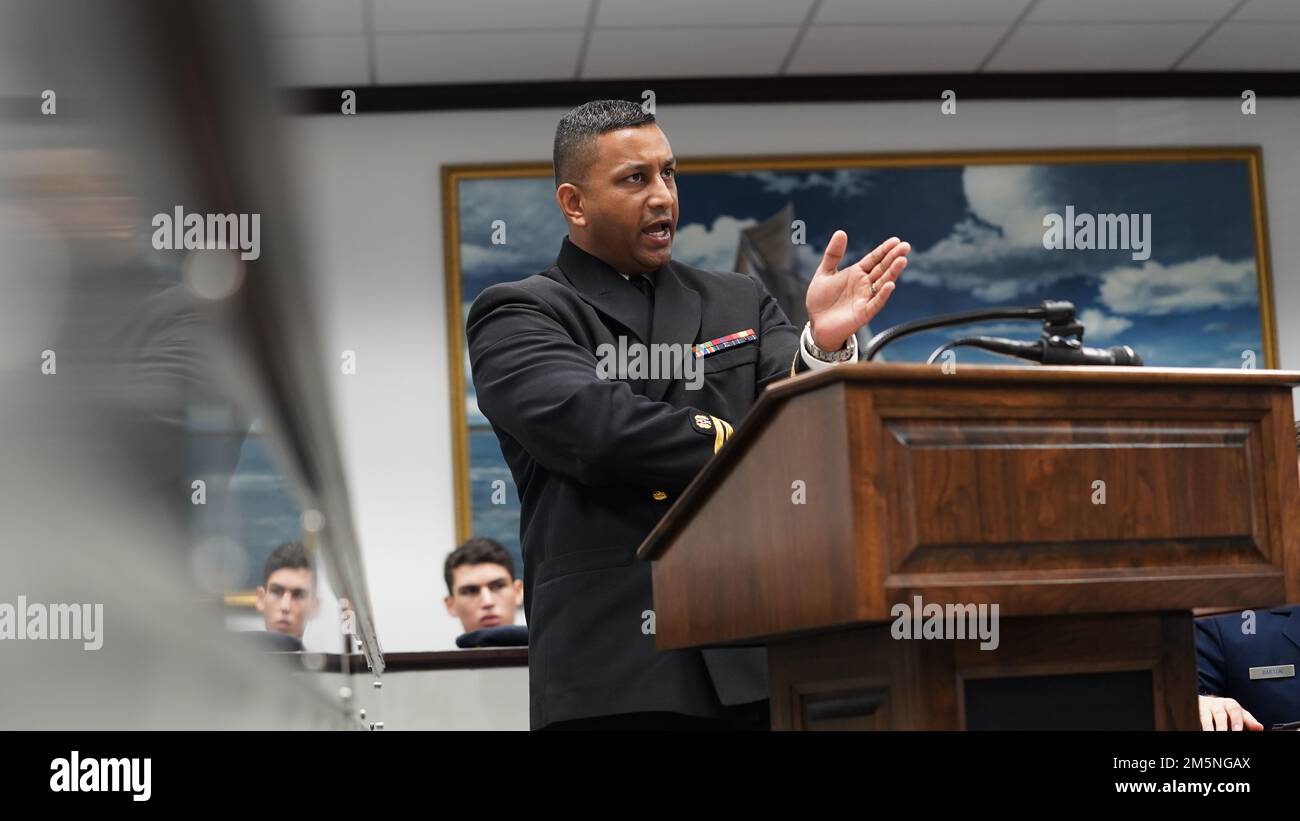 ÉTATS-UNIS Le lieutenant de la Marine Jay Jayaraman, juge-avocat général avocat-conseil du corps, pose une question à un témoin dans un procès fictif à la base aérienne Keesler, Mississippi, 29 mars 2022. Cette formation juridique conjointe a été conçue pour donner aux membres des forces de sécurité les meilleures pratiques pour une situation de cour martiale sous haute pression. Banque D'Images