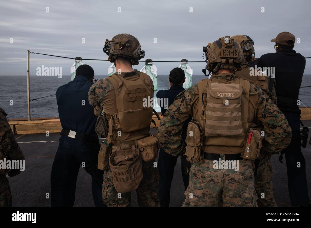 ÉTATS-UNIS Marines avec Echo Company, Bataillon Landing Team 2/6, 22nd Marine Expeditionary Unit, fournissent un entraînement aux marins pendant qu'ils exécutent une gamme de pistolets à bord du navire de transport amphibie de classe San Antonio USS Arlington (LPD 24), 28 mars 2022. Arlington et 22nd Marine Expeditionary Unit sont sur un déploiement prévu sous le commandement et le contrôle de la Task Force 61/2 aux États-Unis Sixième zone d'exploitation de la flotte. Banque D'Images