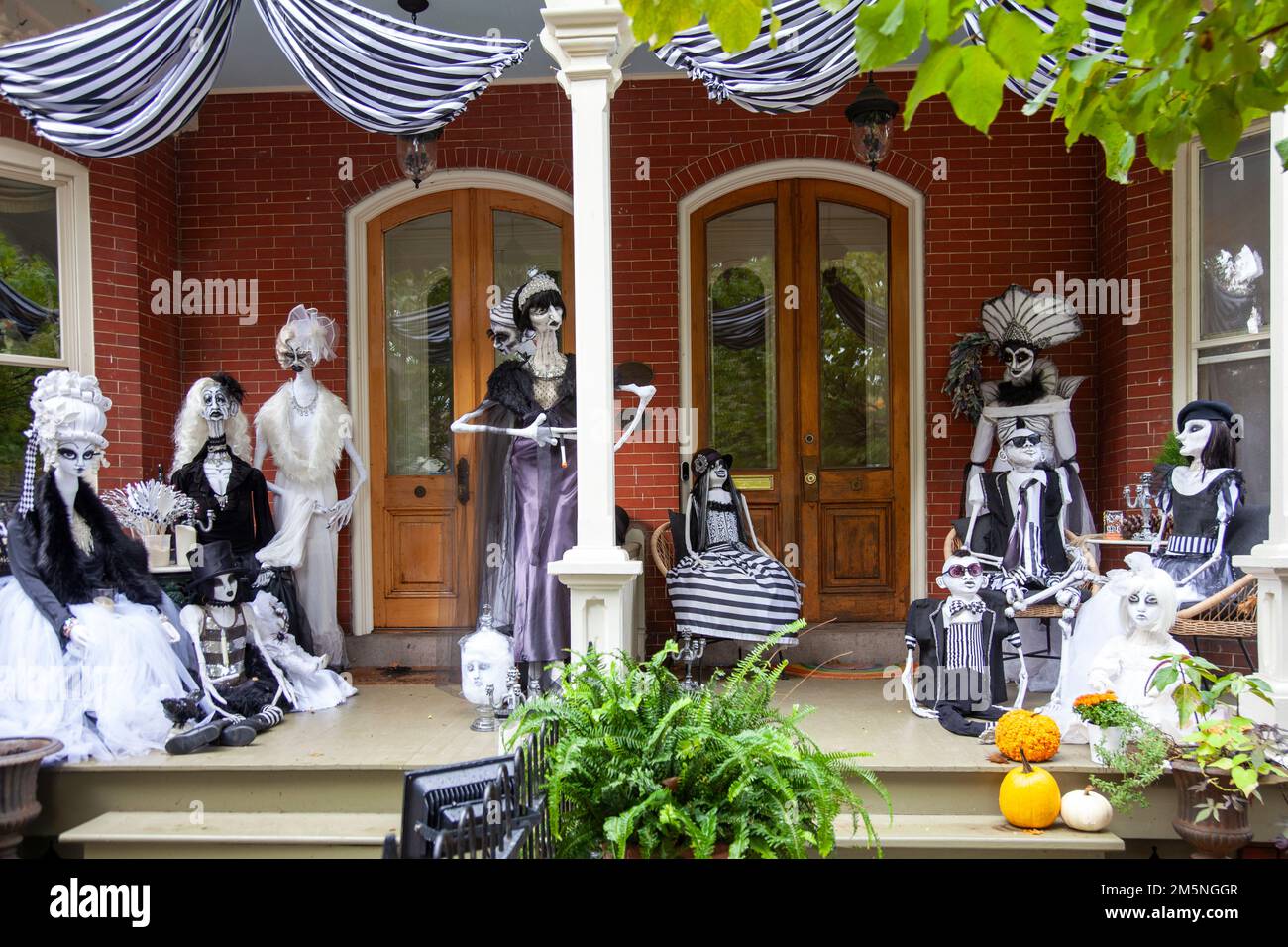 Décoration d'Halloween sur le porche de la maison à Lambertville dans le New Jersey, États-Unis Banque D'Images