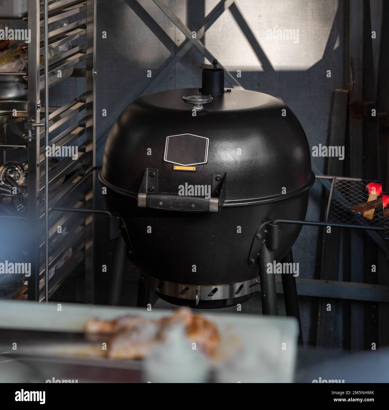 Gros plan sur Black Ceramic BBQ Grill dans la cuisine ouverte, lieu de préparation de la nourriture de rue. Banque D'Images