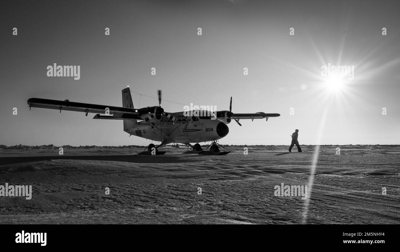 Adjudant Andy Armstrong, mécanicien de bord au 440 Escadron en route pour dégager la piste de glace des bosses en vue du décollage sur 24 février 2022 dans les environs de Deadhorse, en Alaska. Banque D'Images