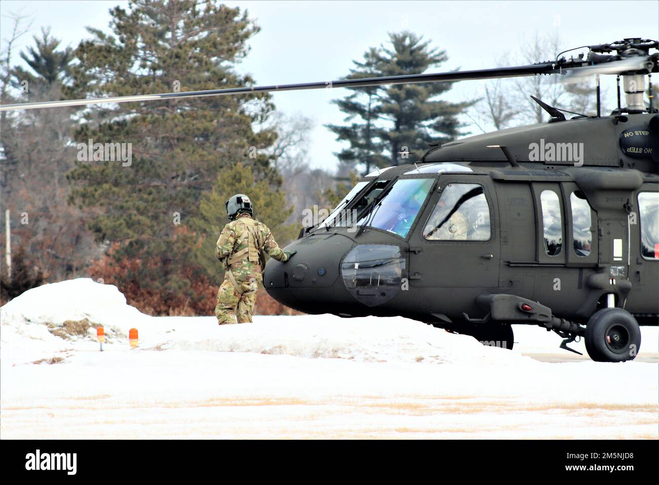 Une équipe d’aéronefs du 1st Bataillon de la Garde nationale du Wisconsin, 147th Aviation Regiment exploite un hélicoptère UH-60 Black Hawk le 24 février 2022, à fort McCoy, Wisconsin. Les membres de l'unité effectuent régulièrement des opérations de formation à fort McCoy et l'unité soutient également de nombreux événements de formation à l'installation chaque année. Selon la fiche d'information de l'Armée de terre pour le Black Hawk, sa mission est de fournir des services d'assaut aérien, de soutien général, d'évacuation aéromédicale, de commandement et de contrôle, et de soutien spécial aux opérations de combat, de stabilité et de soutien. L’UH-60 est également le transpo tactique utilitaire de l’Armée de terre Banque D'Images