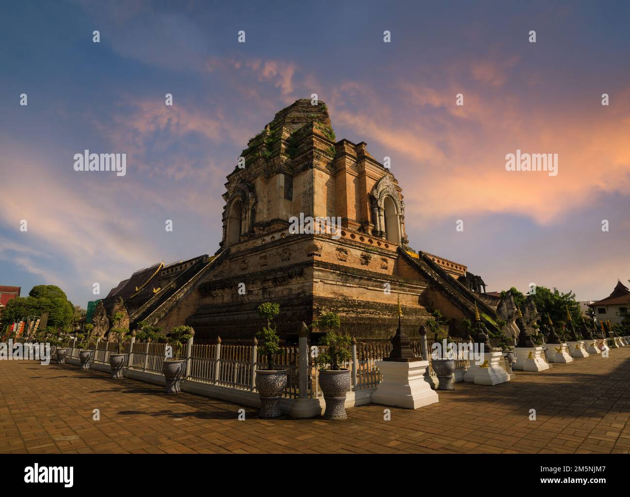 Wat Chedi Luang au coucher du soleil ( Temple de la Grande Stupa ). C'est l'une des plus belles architectures de temple dans le nord de la Thaïlande. Chiang Mai Town, T. Banque D'Images