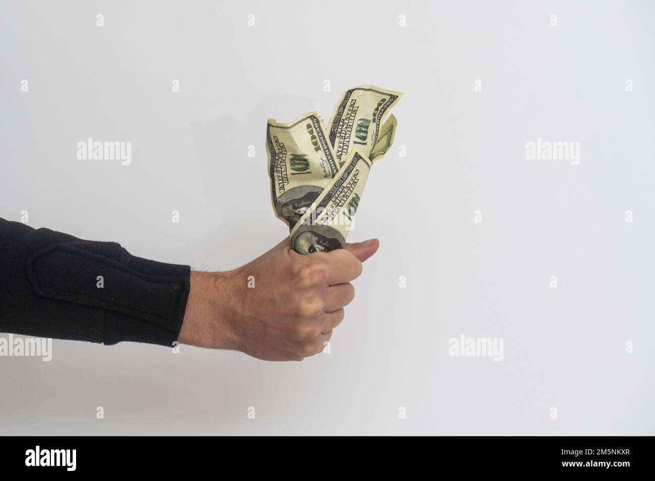 La main de l'homme détient des dollars américains de l'argent. Finances, revenus, crédits. Banque D'Images