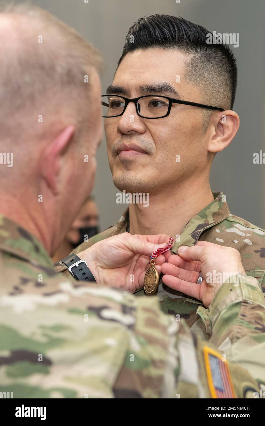 Le général de division Timothy P. Williams, l'adjudant général de Virginie, remet la Médaille du service national du gouverneur de Virginie aux aviateurs lors d'une cérémonie de mobilisation à la fin du 25 février 2022, à Hampton, en Virginie. Les aviateurs et d'autres membres ont soutenu l'équipe de cyberprotection 856th du Cyber Command des États-Unis lors d'une récente mobilisation fédérale et ont représenté le 185th e Escadron d'opérations Cyberspace ainsi que la Force aérienne active, la Garde nationale aérienne du Maryland et le 36th e Escadron de renseignements de la base conjointe Langley-Eustis. Banque D'Images