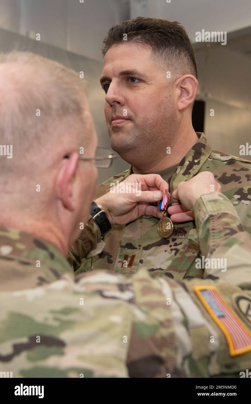 Le général de division Timothy P. Williams, l'adjudant général de Virginie, remet la Médaille du service national du gouverneur de Virginie aux aviateurs lors d'une cérémonie de mobilisation à la fin du 25 février 2022, à Hampton, en Virginie. Les aviateurs et d'autres membres ont soutenu l'équipe de cyberprotection 856th du Cyber Command des États-Unis lors d'une récente mobilisation fédérale et ont représenté le 185th e Escadron d'opérations Cyberspace ainsi que la Force aérienne active, la Garde nationale aérienne du Maryland et le 36th e Escadron de renseignements de la base conjointe Langley-Eustis. Banque D'Images