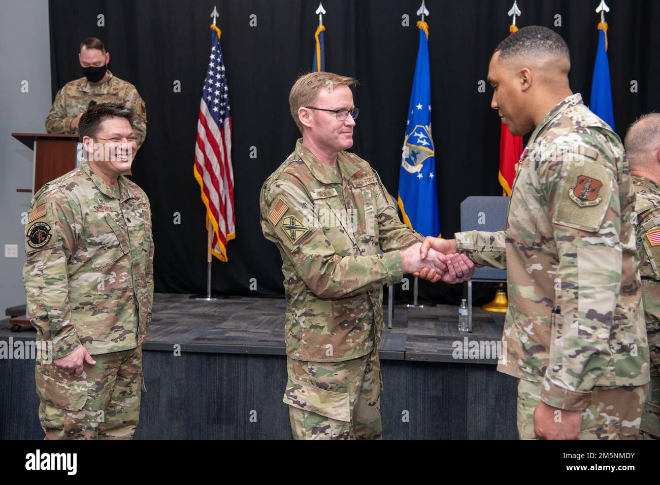 Le général de division Timothy P. Williams, l'adjudant général de Virginie, remet la Médaille du service national du gouverneur de Virginie aux aviateurs lors d'une cérémonie de mobilisation à la fin du 25 février 2022, à Hampton, en Virginie. Les aviateurs et d'autres membres ont soutenu l'équipe de cyberprotection 856th du Cyber Command des États-Unis lors d'une récente mobilisation fédérale et ont représenté le 185th e Escadron d'opérations Cyberspace ainsi que la Force aérienne active, la Garde nationale aérienne du Maryland et le 36th e Escadron de renseignements de la base conjointe Langley-Eustis. Banque D'Images