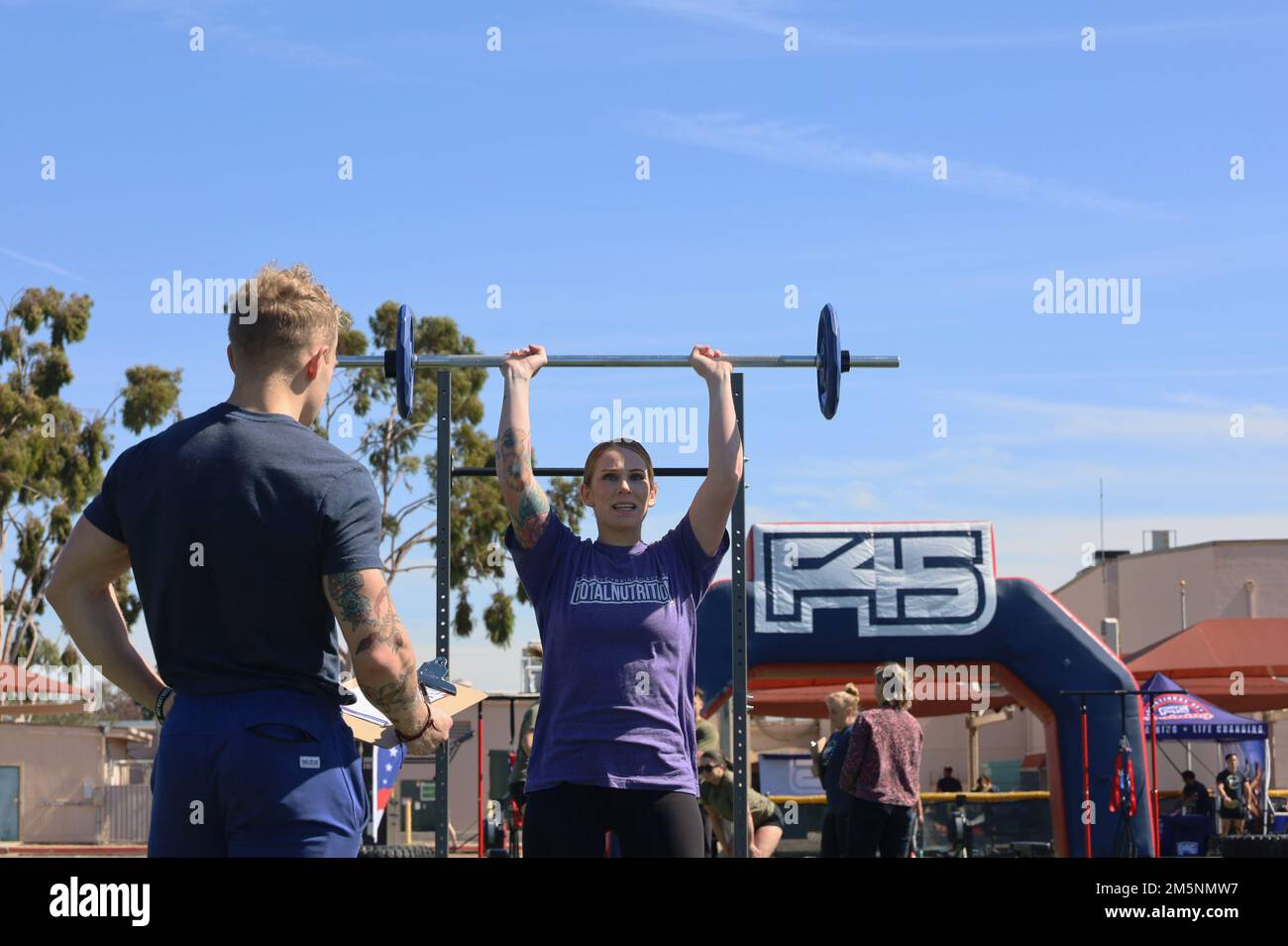ÉTATS-UNIS L'officier de la marine 1st classe Carly Vohs, un corpsman de la Marine corps Air Station Miramar, dirige des presses à épaule pendant les éliminatoires de F45 sur le MCAS Miramar, San Diego, Californie, le 25 février 2022. Le gymnase F45 sur la base a organisé le concours pour promouvoir la forme physique et récompenser les meilleurs hommes et femmes dans cette édition active de F45 séries éliminatoires. Banque D'Images ÉTATS-UNIS L'officier de la marine 1st classe Carly Vohs, un corpsman de la Marine corps Air Station Miramar, dirige des presses à épaule pendant les éliminatoires de F45 sur le MCAS Miramar, San Diego, Californie, le 25 février 2022. Le gymnase F45 sur la base a organisé le concours pour promouvoir la forme physique et récompenser les meilleurs hommes et femmes dans cette édition active de F45 séries éliminatoires. Banque D'Images