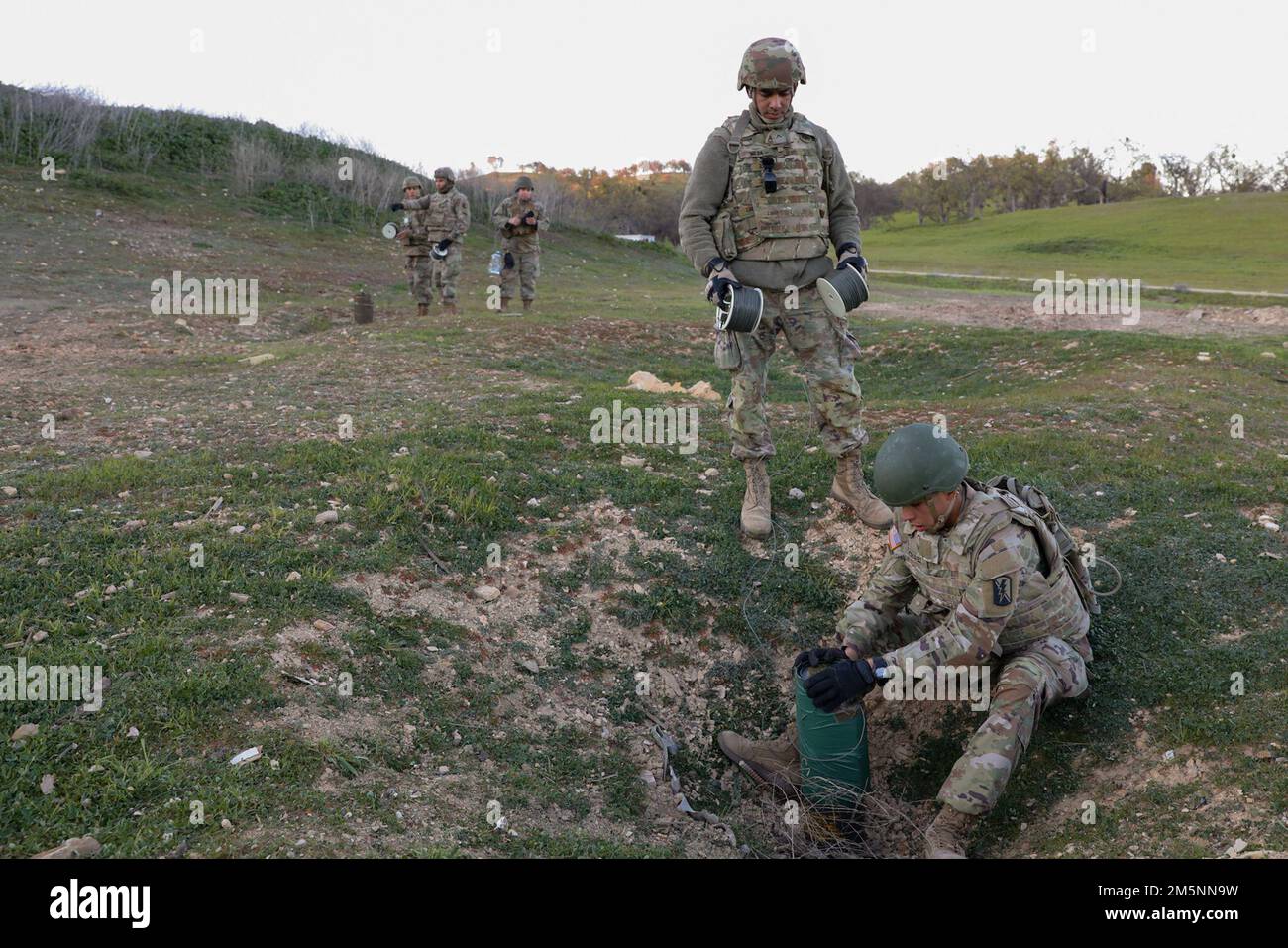 Les ingénieurs de combat de la Garde nationale de Californie du bataillon des ingénieurs de la brigade 578th préparent des charges de cratage pour détonation sur fort Hunter Liggett, en Californie, 25 février 2022. Une charge de cratage est utilisée pour nier et perturber la mobilité de l'ennemi en créant une cavité dans le sol. Banque D'Images