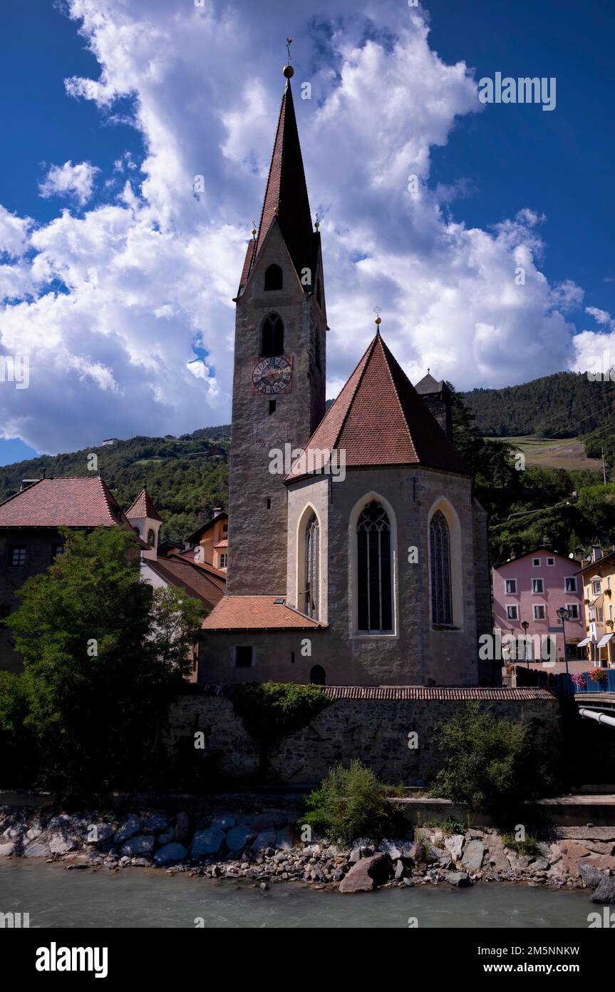 Vieille ville, église paroissiale de Saint Andrew, Parrocchia, S. Andrea, Klausen, Chiusa, Eisacktal, province de Bolzano, Tyrol du Sud, Italie Banque D'Images