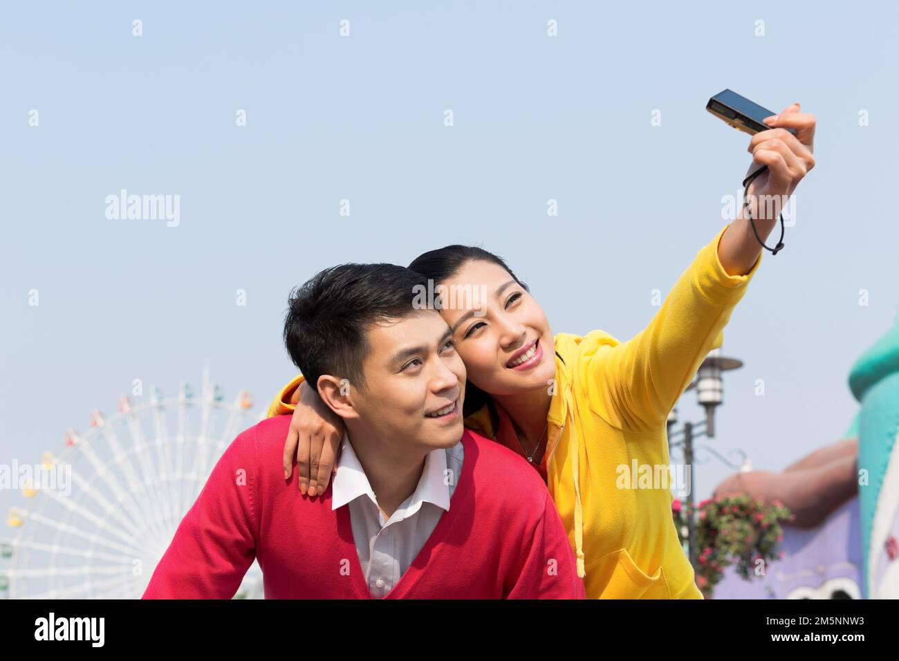 Jeunes couples dans le parc Banque D'Images