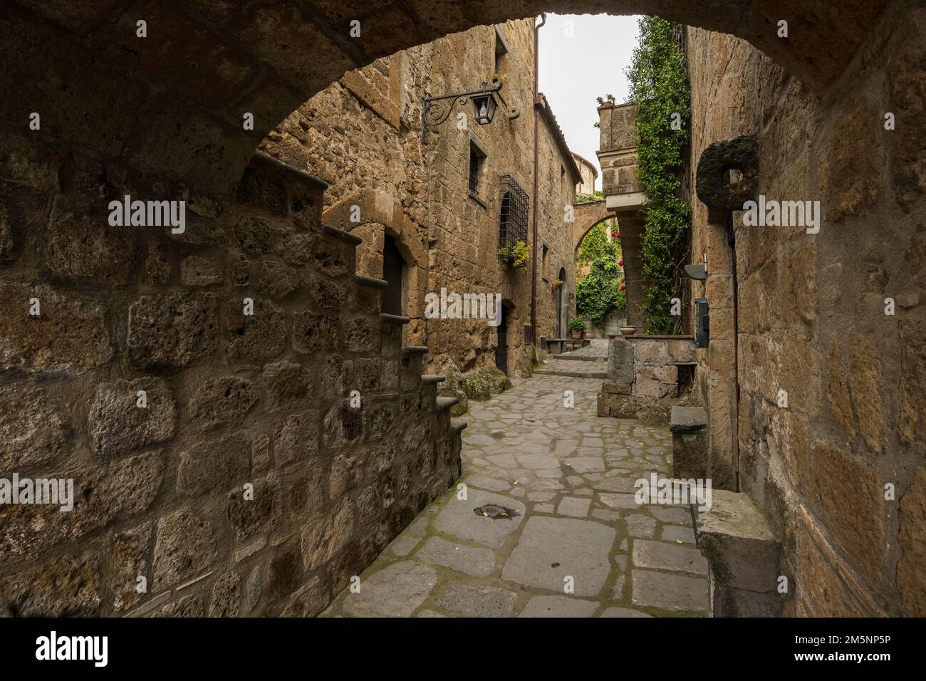 Anciens bâtiments tufa dans le village perché de Civita di Bagnoregio, Latium, Italie Banque D'Images