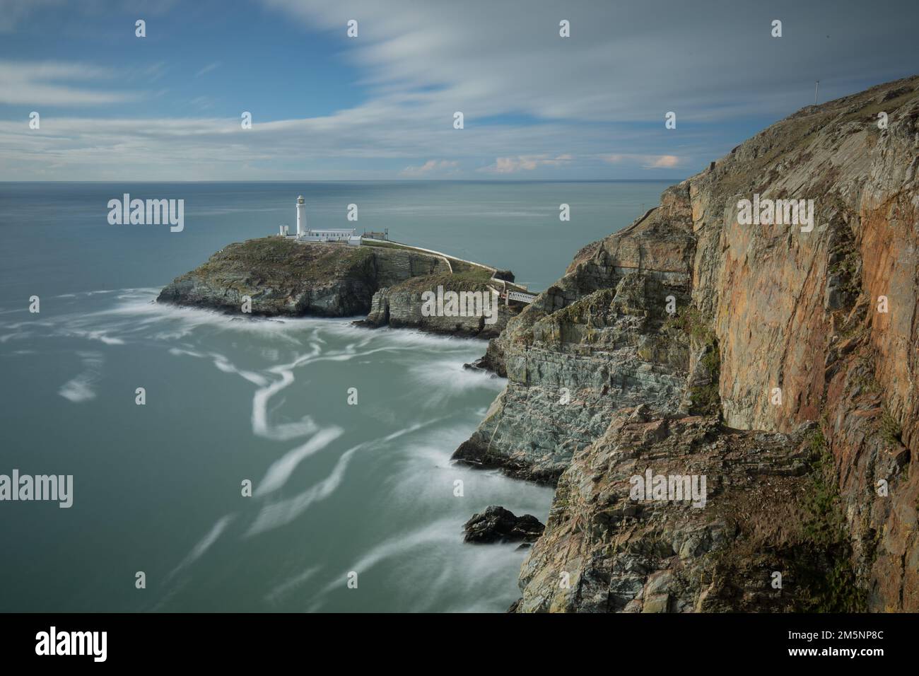 Phare de South Stack, Anglesey, Pays de Galles, se dressant sous des falaises maritimes dramatiques sur la côte sauvage du nord du Pays de Galles, surplombant la mer d'Irlande. Banque D'Images