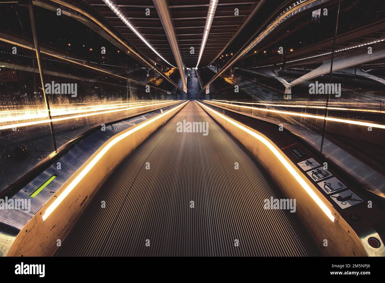 Escaliers roulants à la plate-forme, station Liège-Guillemins, Liège, Belgique Banque D'Images