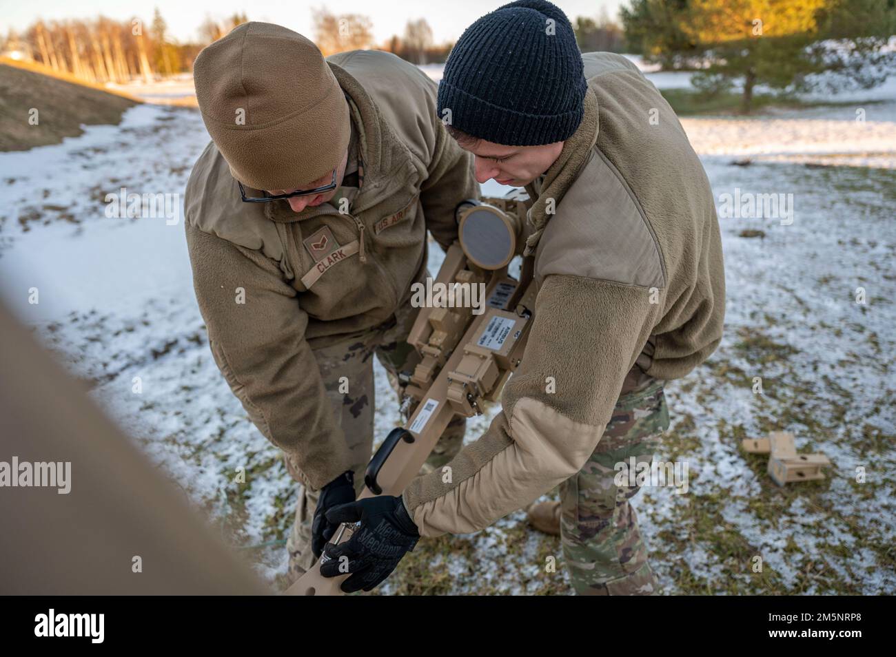 ÉTATS-UNIS Airman Nathanael Clark, principal de la Force aérienne, à gauche, technicien en radiofréquence de l'escadron 1st de communications de combat, enseigne au sergent d'état-major Jordon Rodriguez, à droite, 1st technicien en cyber-opérations du CBCS, comment assembler une antenne parabolique à la base aérienne d'Ämari, en Estonie, le 26 février 2022. Les membres du CBCS 1st, ainsi que les membres de l’aile Fighter 48th de la Royal Air Force Lakenheath, de l’aile Fighter 52nd de la base aérienne de Spangdahlem et de l’aile Fighter 388th de la base aérienne de Hill, se sont déployés à Ämari AB pour soutenir la défense collective et la mission de police aérienne améliorée de l’OTAN. Une formation comme celle-ci pendant le moût réel Banque D'Images