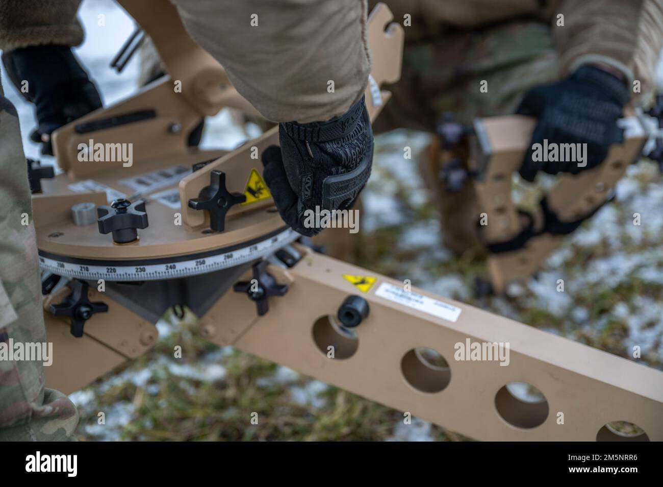 ÉTATS-UNIS Airman Nathanael Clark, principal de la Force aérienne, à gauche, technicien en radiofréquence du 1st e Escadron de communications de combat, et le sergent d'état-major Jordon Rodriguez, à droite, 1st technicien en cyberopérations du SCCS, assemblent un satellite à la base aérienne d'Ämari, en Estonie, le 26 février 2022. Les membres du CBCS 1st, ainsi que les membres de l’aile Fighter 48th de la Royal Air Force Lakenheath, de l’aile Fighter 52nd de la base aérienne de Spangdahlem et de l’aile Fighter 388th de la base aérienne de Hill, se sont déployés à Ämari AB pour soutenir la défense collective et la mission de police aérienne améliorée de l’OTAN Banque D'Images