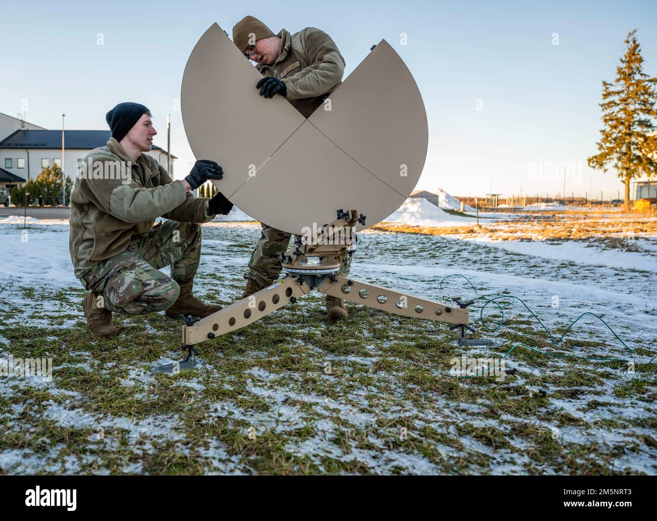 ÉTATS-UNIS Le sergent d'état-major de la Force aérienne Jordon Rodriguez, à gauche, technicien des opérations cybernétiques de l'escadron 1st de communications de combat, apprend comment assembler un satellite de l'homme principal Airman Nathanael Clark, à droite, technicien en fréquence radio du 1st CBCS, à la base aérienne d'Ämari, en Estonie, le 26 février 2022. Les membres du CBCS 1st, ainsi que les membres de l’aile Fighter 48th de la Royal Air Force Lakenheath, de l’aile Fighter 52nd de la base aérienne de Spangdahlem et de l’aile Fighter 388th de la base aérienne de Hill, se sont déployés à Ämari AB pour soutenir la défense collective et la mission de police aérienne améliorée de l’OTAN. Une formation comme celle-ci pendant une opération en conditions réelles Banque D'Images