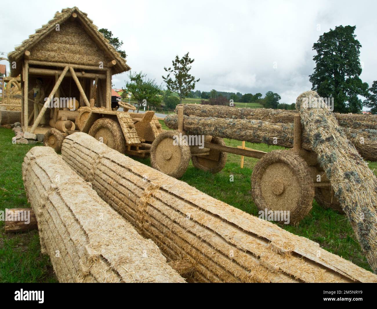 Black Forest Knocking Sawmill au concours de sculpture de paille à Hoechenschwand, Forêt Noire, Allemagne Banque D'Images