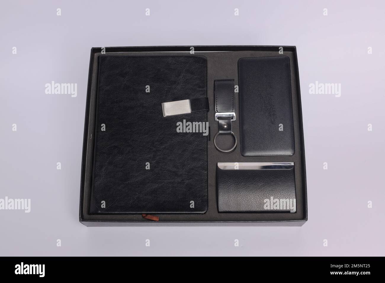 Maquette de boîte cadeau d'entreprise personnalisée, banque d'énergie personnalisée avec stylet mobile, étui rigide pour ordinateur portable personnalisé et porte-carte d'identité, Personnaliser Banque D'Images