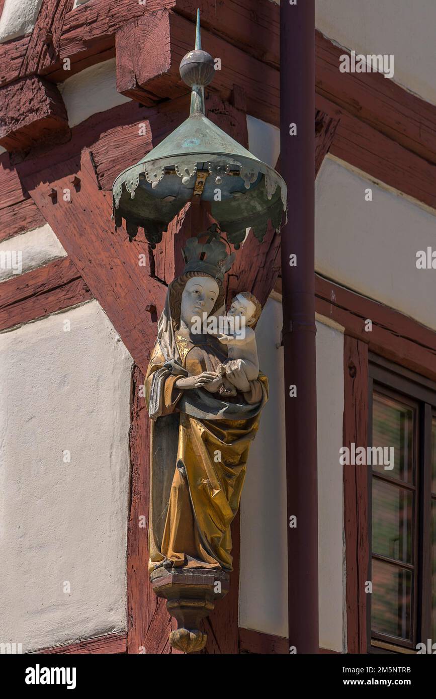 Madonna avec l'enfant Jésus, lieu de culte sur une maison historique à colombages, Nuremberg, moyenne-Franconie, Bavière, Allemagne Banque D'Images