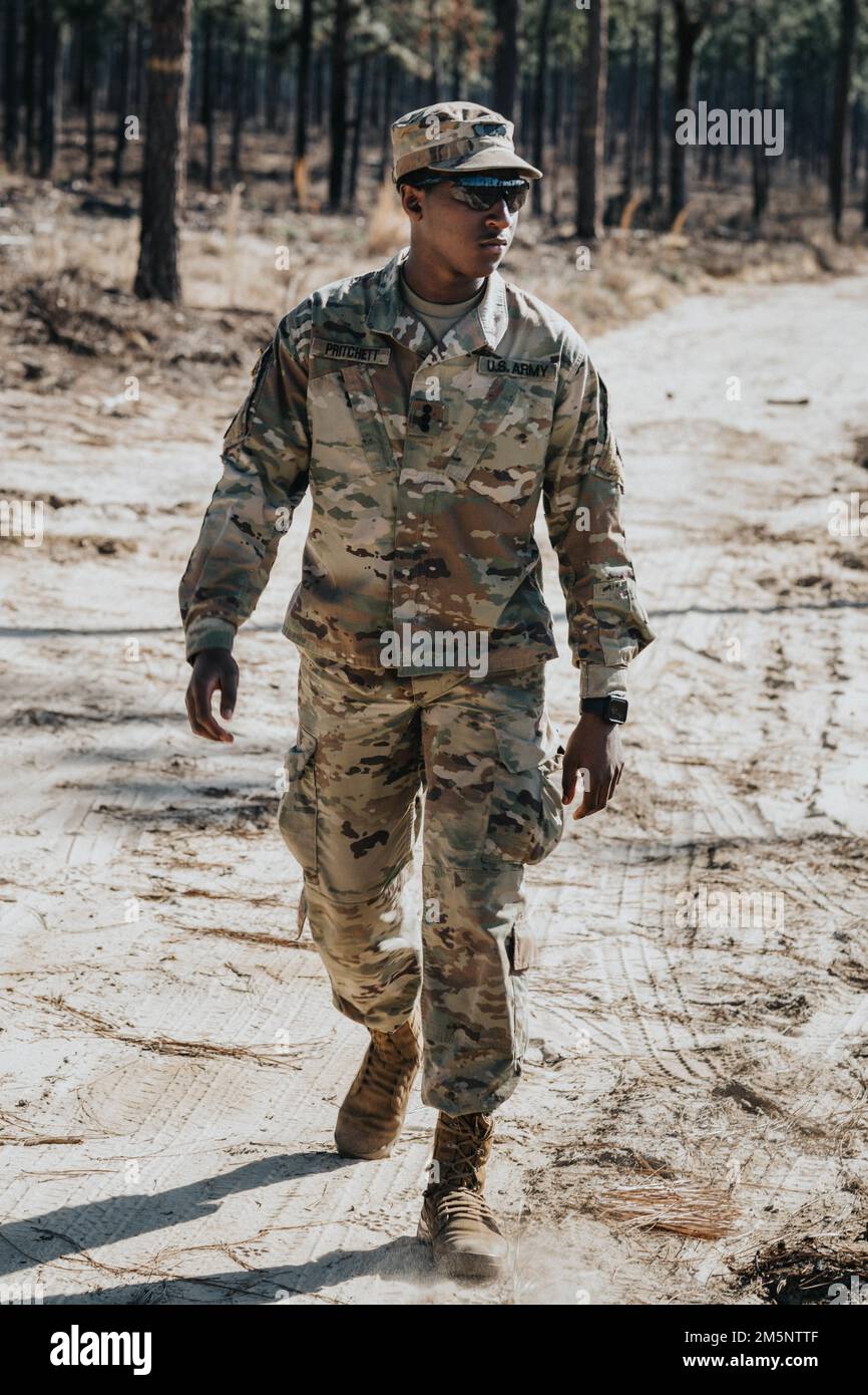 Le cadet Jonathan Pritchett, de l'Université Georgia Southern, examine les cadets de l'Armée de terre qui effectuent des exercices durant la Force opérationnelle Georgia Combined FTX 22 à fort Gordon, en Géorgie, le 26 février 2022. La Force opérationnelle Georgia Combined FTX 22 est un exercice d'entraînement sur le terrain de quatre jours qui met l'accent sur les cadets de l'Armée de terre qui conduisent la navigation terrestre, les exercices de réaction aux contacts, les embuscades et les raids qui évaluent la capacité des soldats à se battre dans un scénario de combat simulé contre une force opposée. Banque D'Images