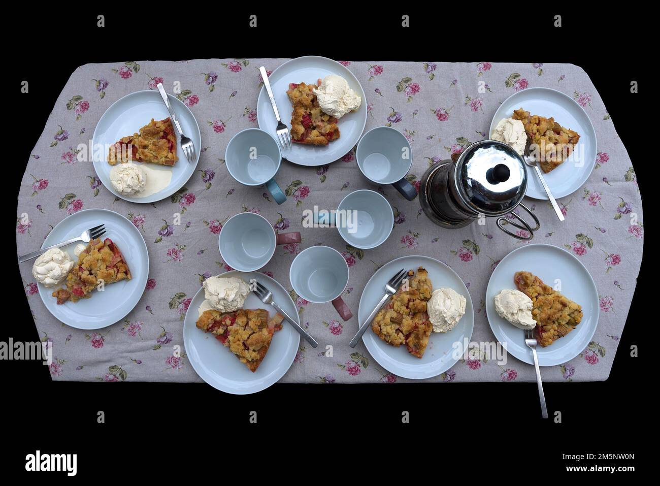 Table basse avec gâteau à la rhubarbe et crème, Mecklenburg-Ouest Pomerania, Allemagne Banque D'Images