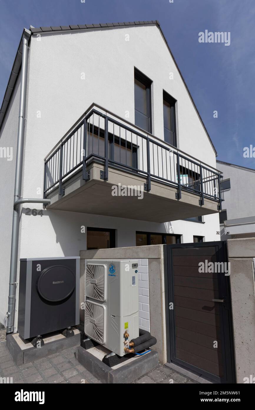 Unités extérieures d'une pompe à chaleur air-eau en face d'une nouvelle maison à deux familles, chauffage et climatisation, Düsseldorf, Nord Banque D'Images