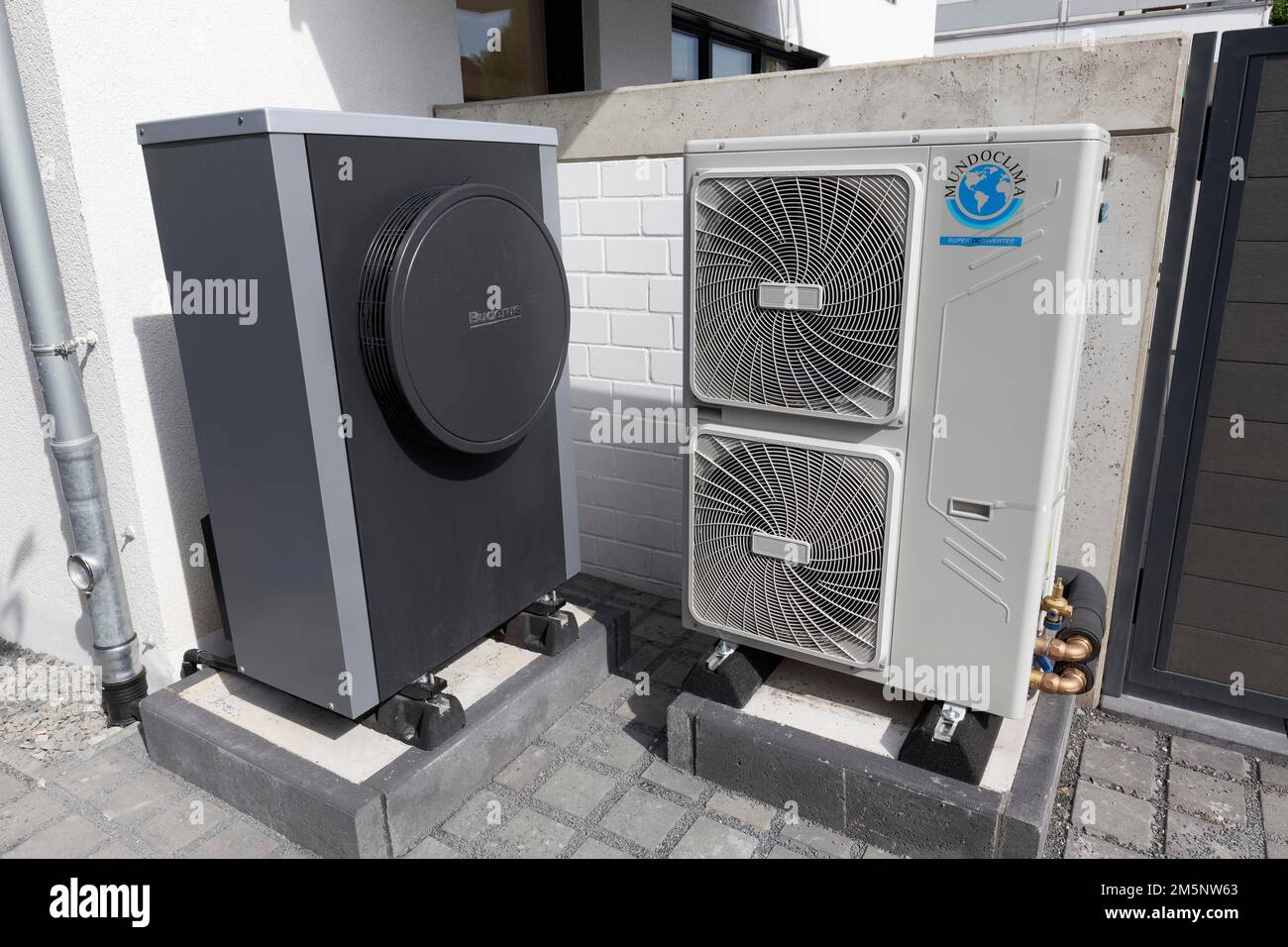 Unités extérieures d'une pompe à chaleur air-eau en face d'une nouvelle maison à deux familles, chauffage et climatisation, Düsseldorf, Nord Banque D'Images