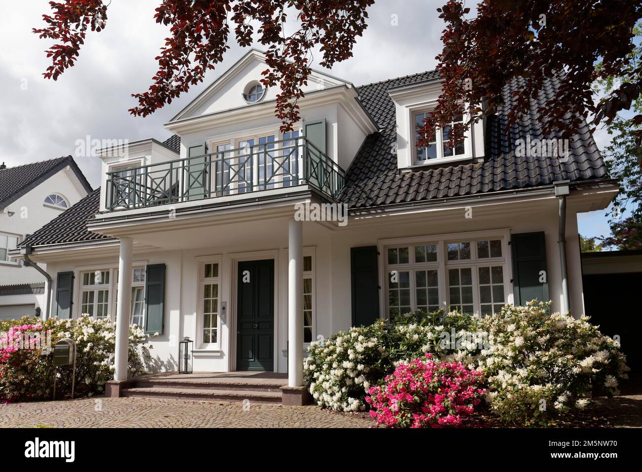 Villa avec porche à colonnes, style classique, maison unifamiliale, Düsseldorf, Rhénanie-du-Nord-Westphalie, Allemagne Banque D'Images