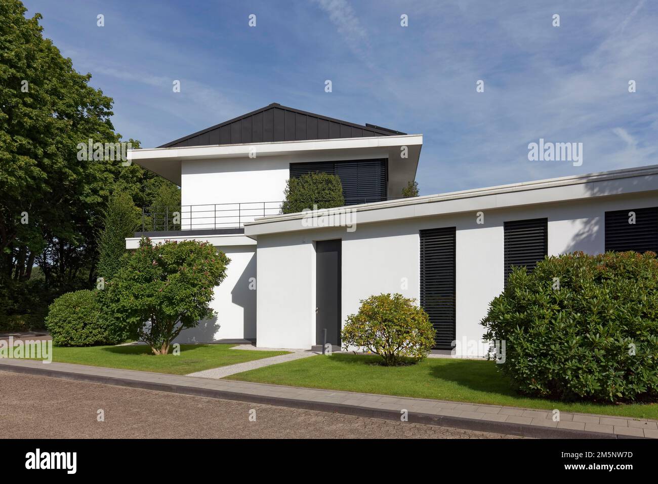 Villa moderne avec aile latérale, maison unifamiliale, Düsseldorf, Rhénanie-du-Nord-Westphalie, Allemagne Banque D'Images