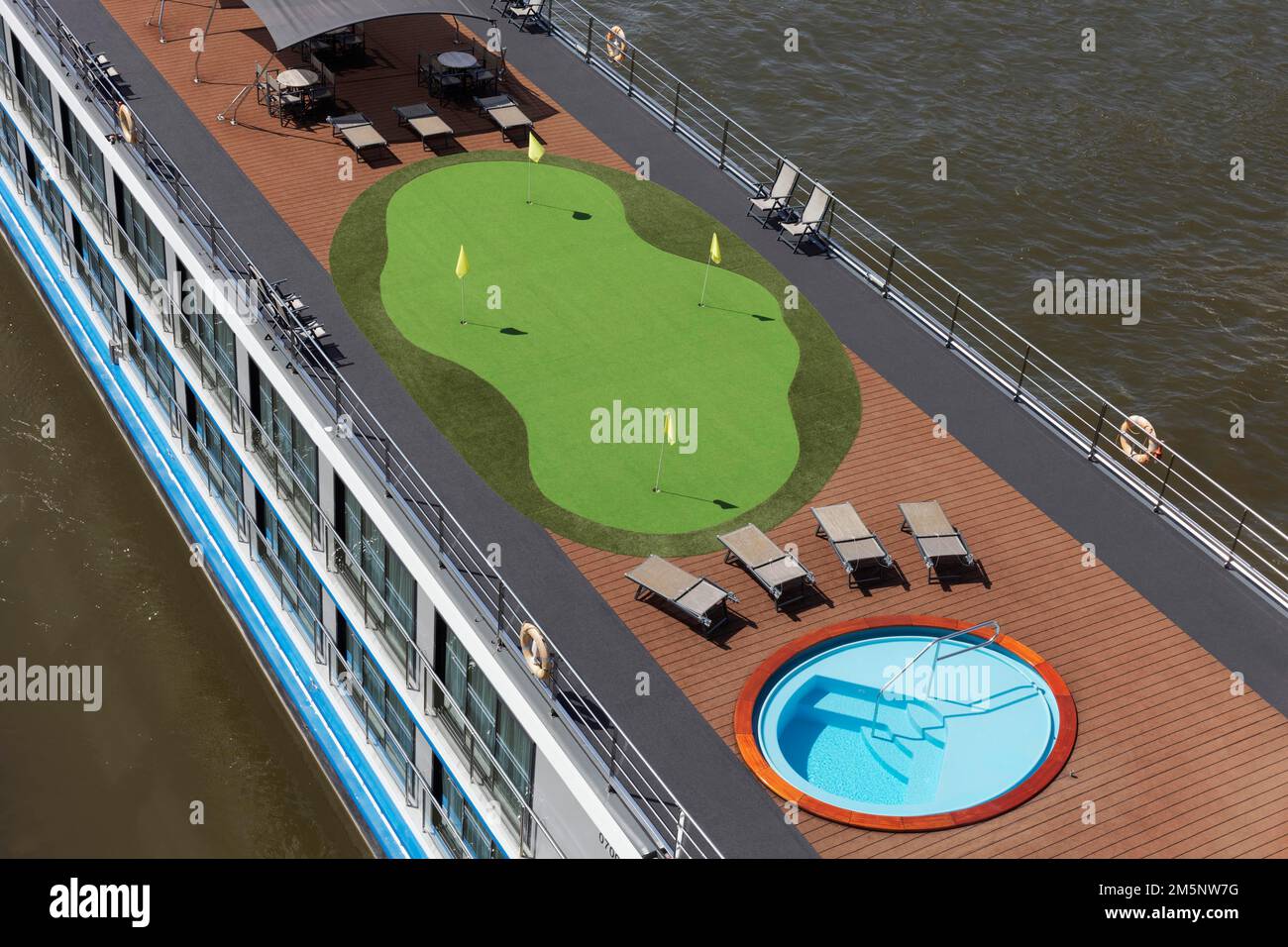 Pelouse artificielle avec green, entraînement de golf sur un bateau de croisière sur le Rhin, Duesseldorf, Rhénanie-du-Nord-Westphalie, Allemagne Banque D'Images