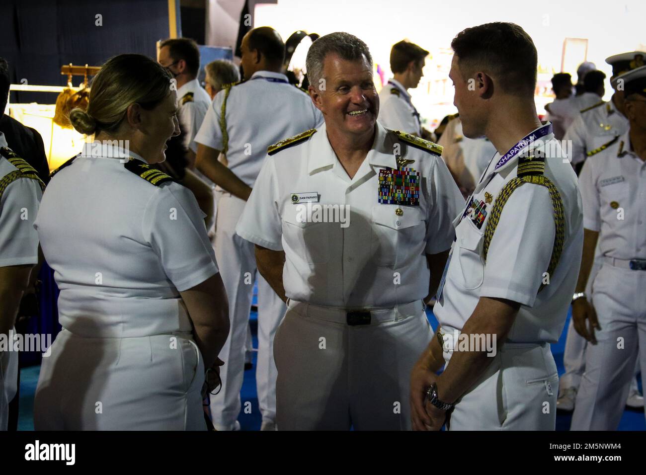 INS SATAVAHANA, Inde (26 février 2022) – SMA Samuel J. Paparo, commandant, États-Unis Pacific Fleet, s'entretient avec les membres du service lors de la cérémonie d'ouverture de l'exercice naval multilatéral « MILAN 2022 » à Visakhapatnam, en Inde, le 26 février 2022. MILAN est un événement biennal organisé par la Marine indienne pour réunir des marines amicales pour une interaction professionnelle et pour promouvoir la compréhension mutuelle. Banque D'Images