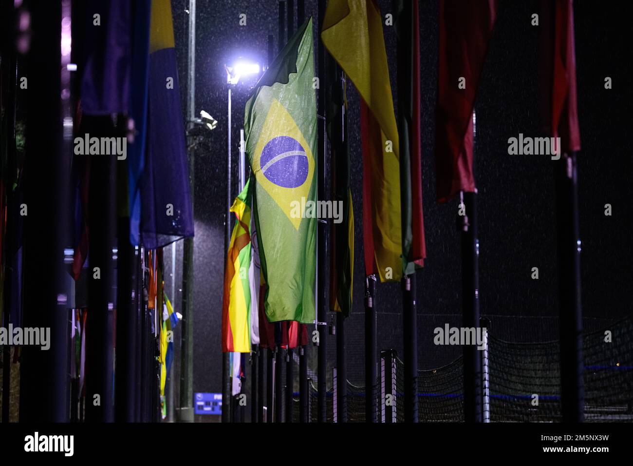 (221230) -- ZURICH, 30 décembre 2022 (Xinhua) -- les drapeaux des associations membres de la FIFA flottent à la moitié du personnel au siège de la FIFA, le foyer de la FIFA, en hommage à Pele à Zurich, Suisse, le 29 décembre 2022 . (Photo par Harold Cunningham/FIFA) Banque D'Images
