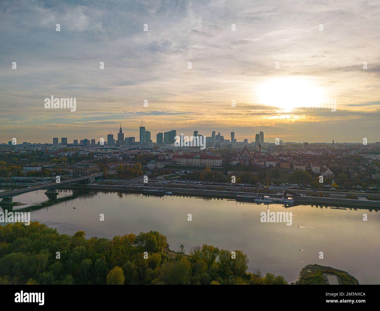 Varsovie au coucher du soleil. La capitale de la Pologne est illuminée par  un beau soleil orange. Panorama de la vieille ville et du centre-ville  Photo Stock - Alamy