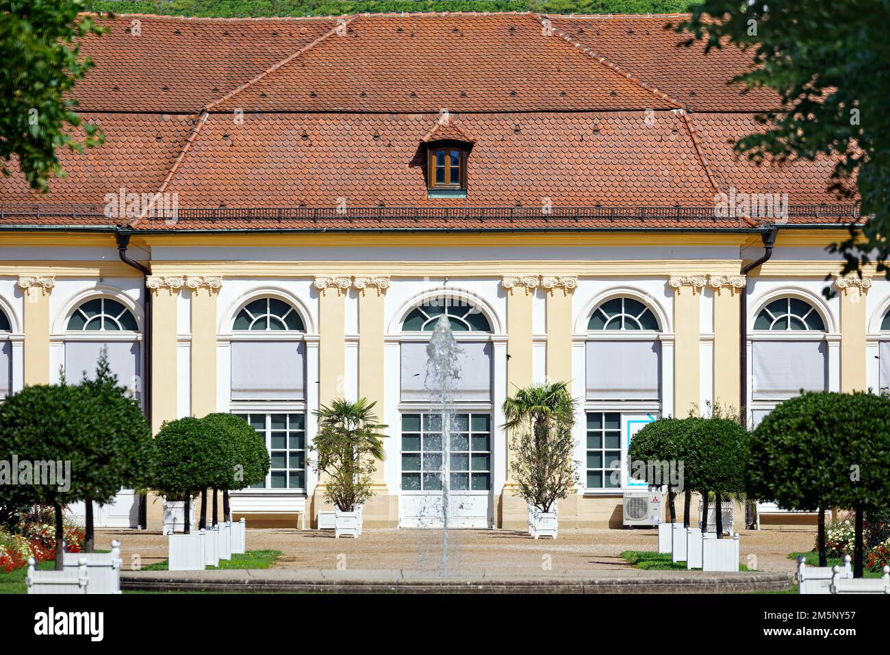 Bâtiment Zenral de l'orangerie avec fontaine, construit 1726-1744, baroque, parc, jardin, jardin du palais, Ansbach, moyenne-Franconie, Franconie, Bavière Banque D'Images