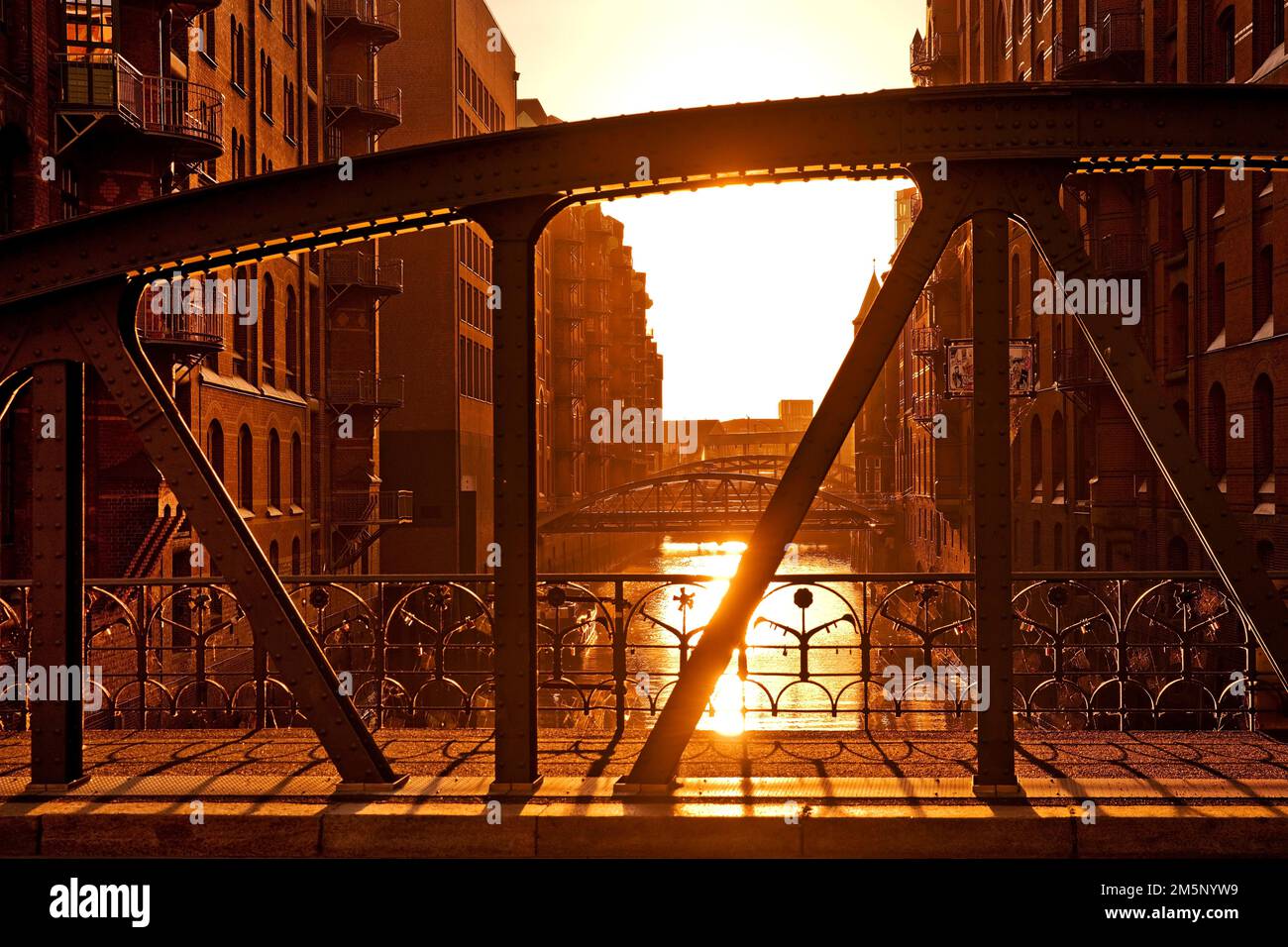 Vue depuis le pont Kannengiesserort rétroéclairé dans le Wandrahmsfleet, Speicherstadt, Hambourg, Allemagne Banque D'Images