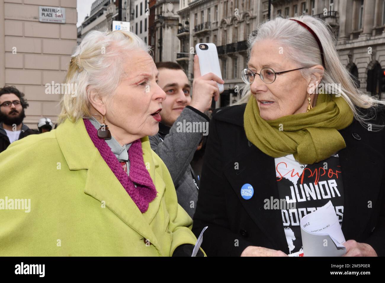 Vivienne Westwood la Reine de la mode britannique est décédée à l'âge de 81 ans. IMAGE DE FICHIER. Vivienne Westwood avec Vanessa Redgrave, Junior Doctors Protest, Waterloo place, Londres. ROYAUME-UNI Banque D'Images