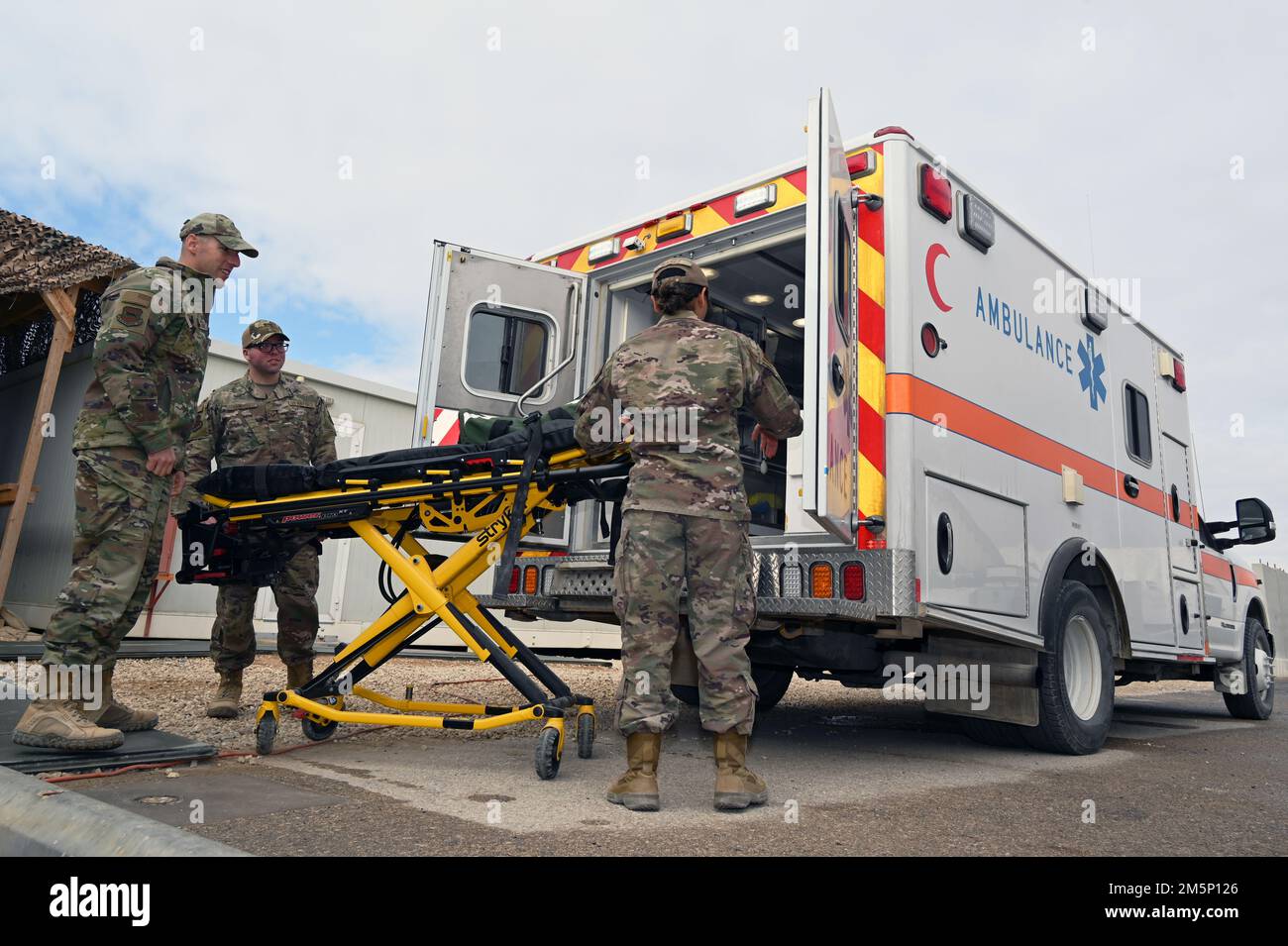 ÉTATS-UNIS Le Sgt Sean M. Milligan, Chef de la Force aérienne, 332D Chef de commandement de l'escadre expéditionnaire de l'Air, visite de 332D aviateurs du Groupe médical expéditionnaire et observe un cornelier chargé dans une ambulance en Asie du Sud-Ouest le 26 février 2022. Les visites d'immersion du chef Milligan lui permettent de mieux comprendre les compétences uniques que chaque Airman apporte à l'équipe de red Tail 332D d'AEW. Banque D'Images