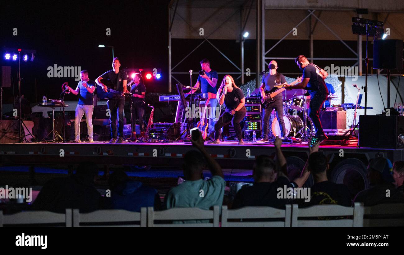 Membres des États-Unis La bande centrale des Forces aériennes donne un concert à la base aérienne de Prince Sultan, Royaume d'Arabie saoudite, le 26 février 2022. Au cours de leur séjour au CCSP, le groupe a donné plusieurs concerts, dont un spectacle de country, un spectacle de rock et un spectacle de karaoké en live. Banque D'Images