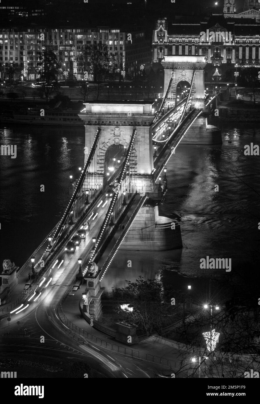 Vue monochrome du pont de la chaîne Szechenyi qui traverse le Danube entre Buda et Pest, Budapest, Hongrie, Europe. Banque D'Images