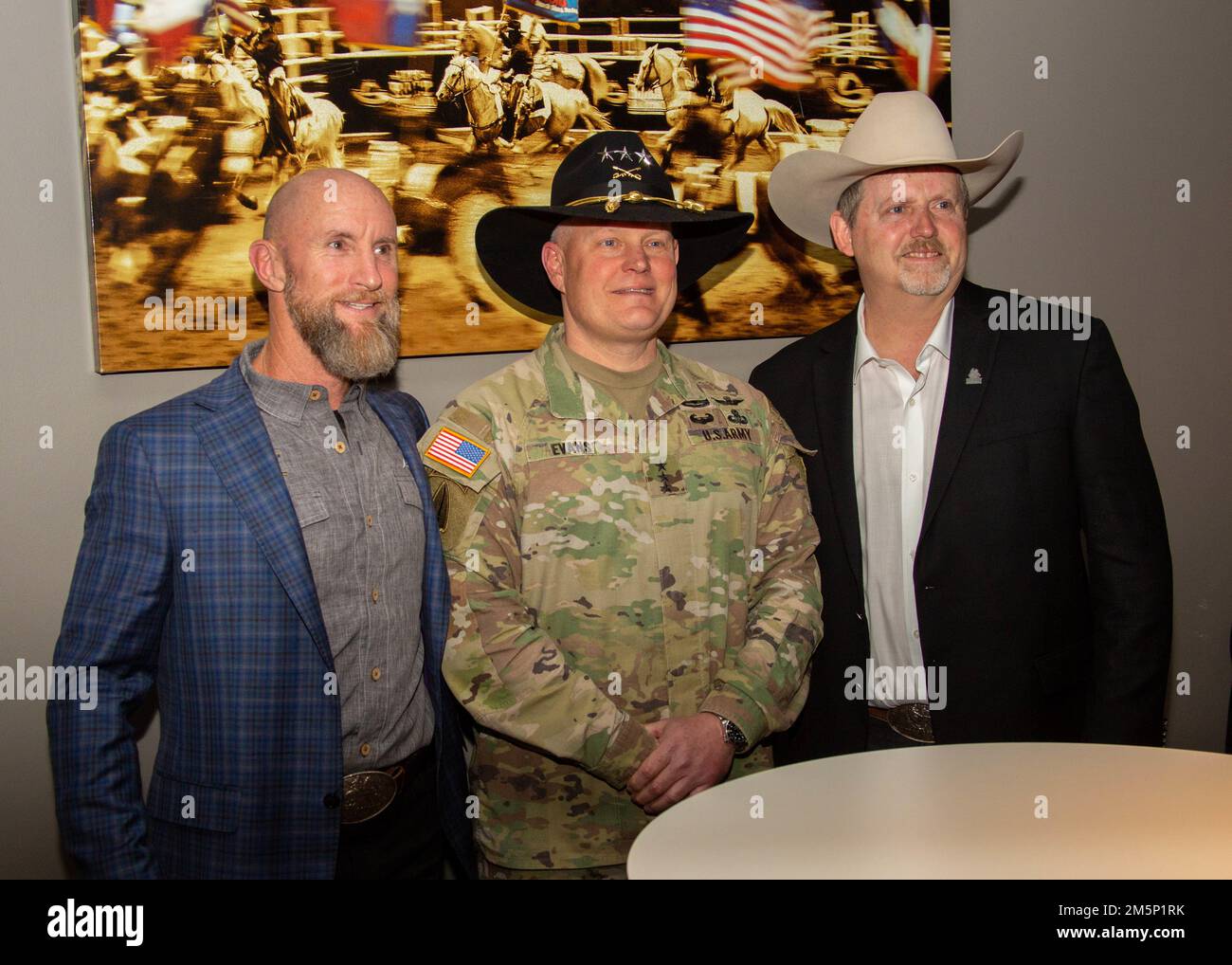 ÉTATS-UNIS Général de l'armée John R. Evans, au centre, commandant général des États-Unis Army North, Mark Nutsch, à droite, ancien États-Unis Le major des forces spéciales de l'armée et le sergent à la retraite 1st Class will Summers, à gauche, tous deux auparavant affectés au groupe des forces spéciales 5th assistent au spectacle et rodéo de San Antonio, le 26 février 2022. Le San Antonio stock Show and Rodeo est l'un des plus grands événements organisés chaque année avec environ 1,5 millions de visiteurs entrant dans le parc des expositions chaque année. Banque D'Images