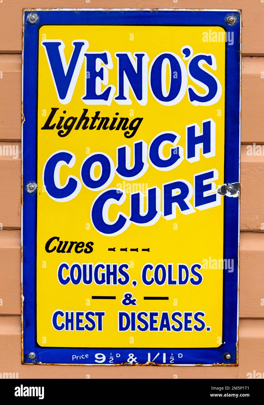 Panneau publicitaire métallique pour la toux de Veno. Banque D'Images