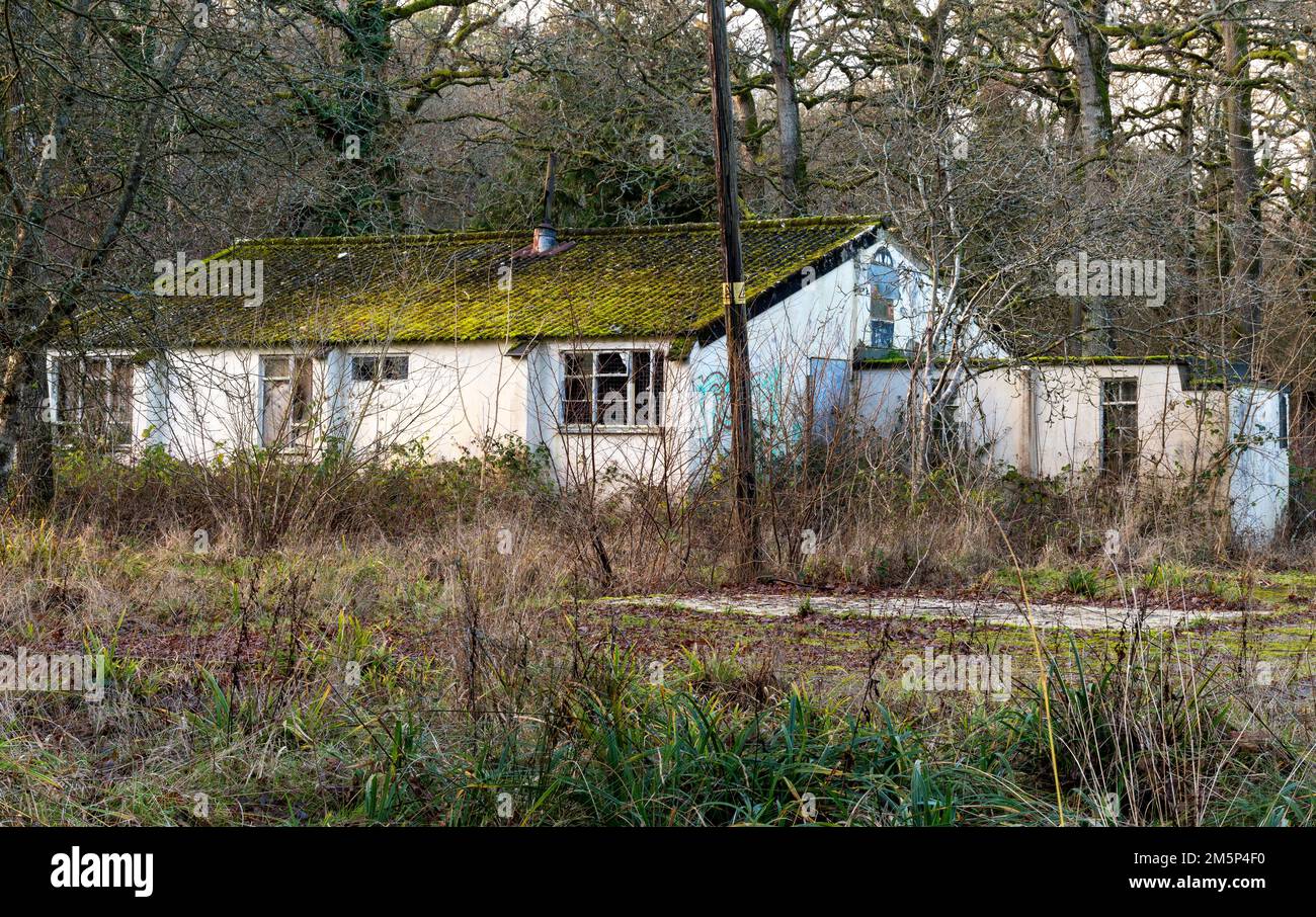 Un ancien refuge de Nissen utilisé pendant la guerre mondiale de 11 dans un état de décomposition Banque D'Images