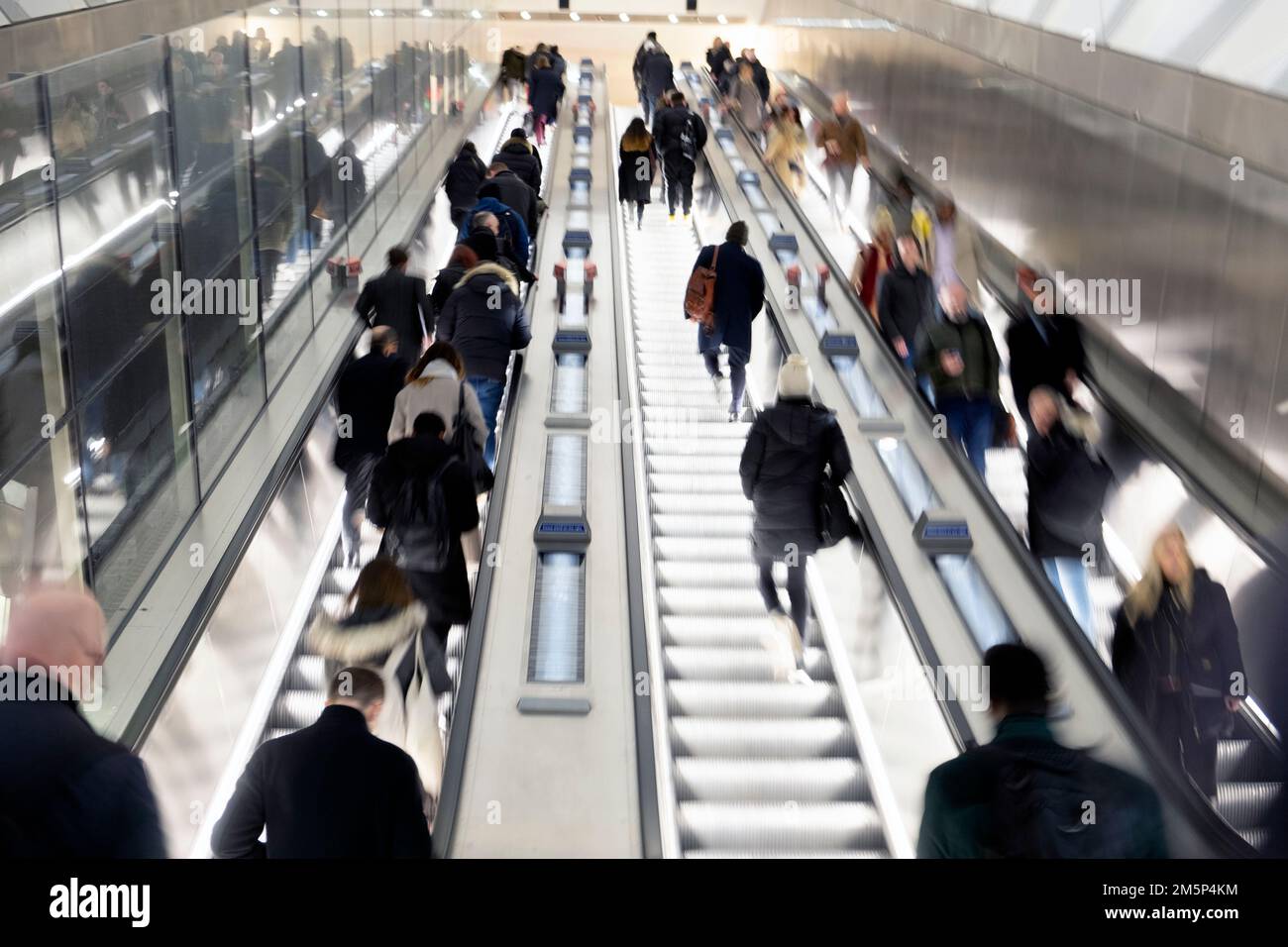 Des gens qui montent en descendant les escaliers mécaniques dans une station de métro Elizabeth Line à Londres Angleterre Royaume-Uni Grande-Bretagne KATHY DEWITT Banque D'Images